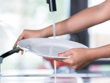 Γιατί δεν πρέπει να ξεπλένουμε τα πιάτα πριν τα βάλουμε στο πλυντήριο; - Και δεν είναι το μόνο που κάνουμε λάθος